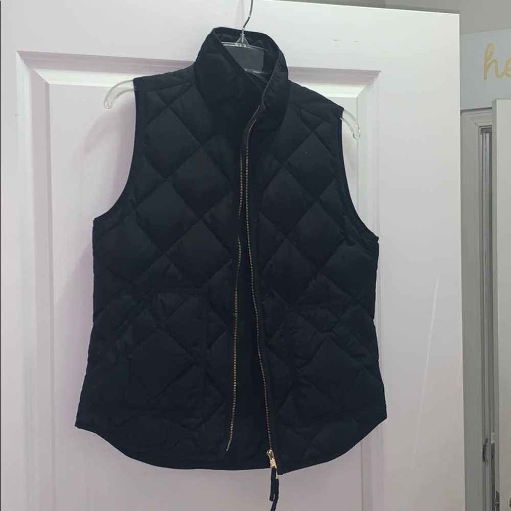 Black quilted pattern J. Crew vest🤍